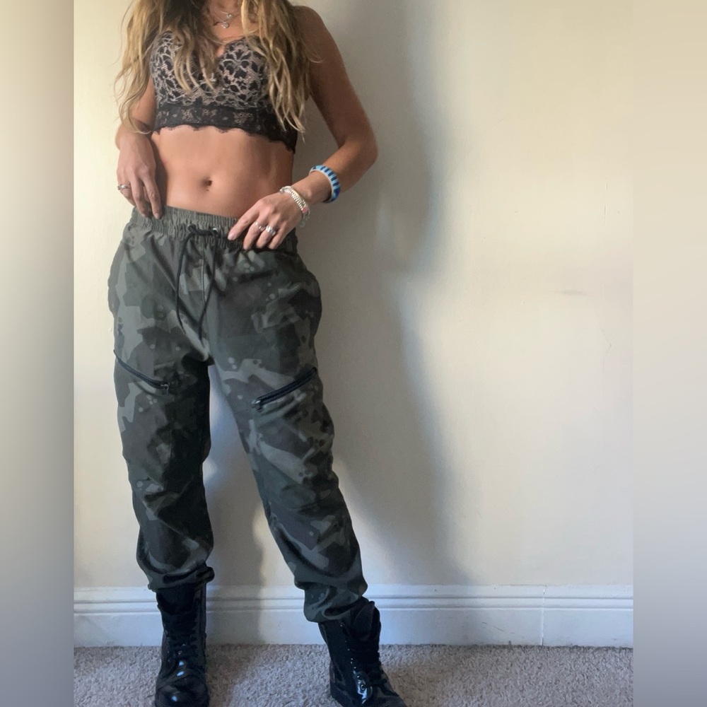 Under Armour Menβs Camo Cargo Jogger PantsππSmall ππ - Picture 12 of 12